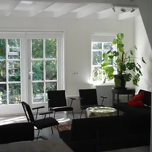 https://ginas-garden-house.amsterdamhotelsnl.com